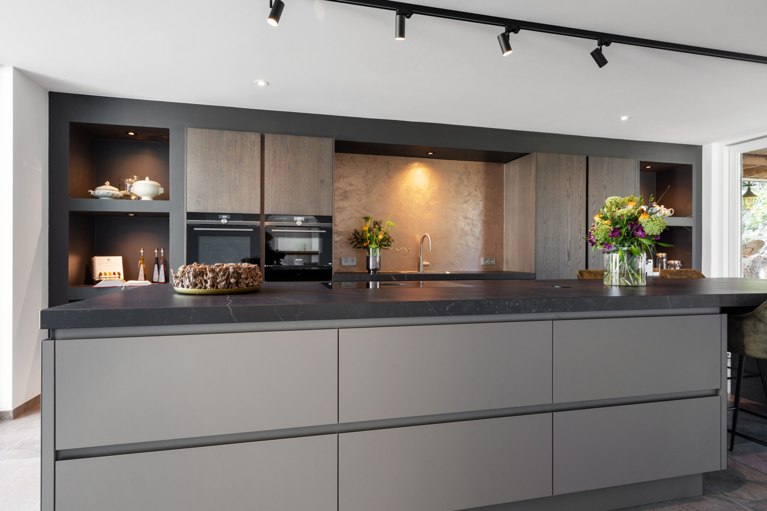 Agaatgrijze keuken met houtfineer