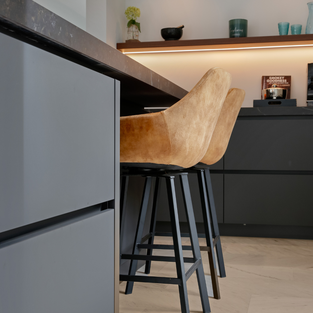 Grijze keuken met bar