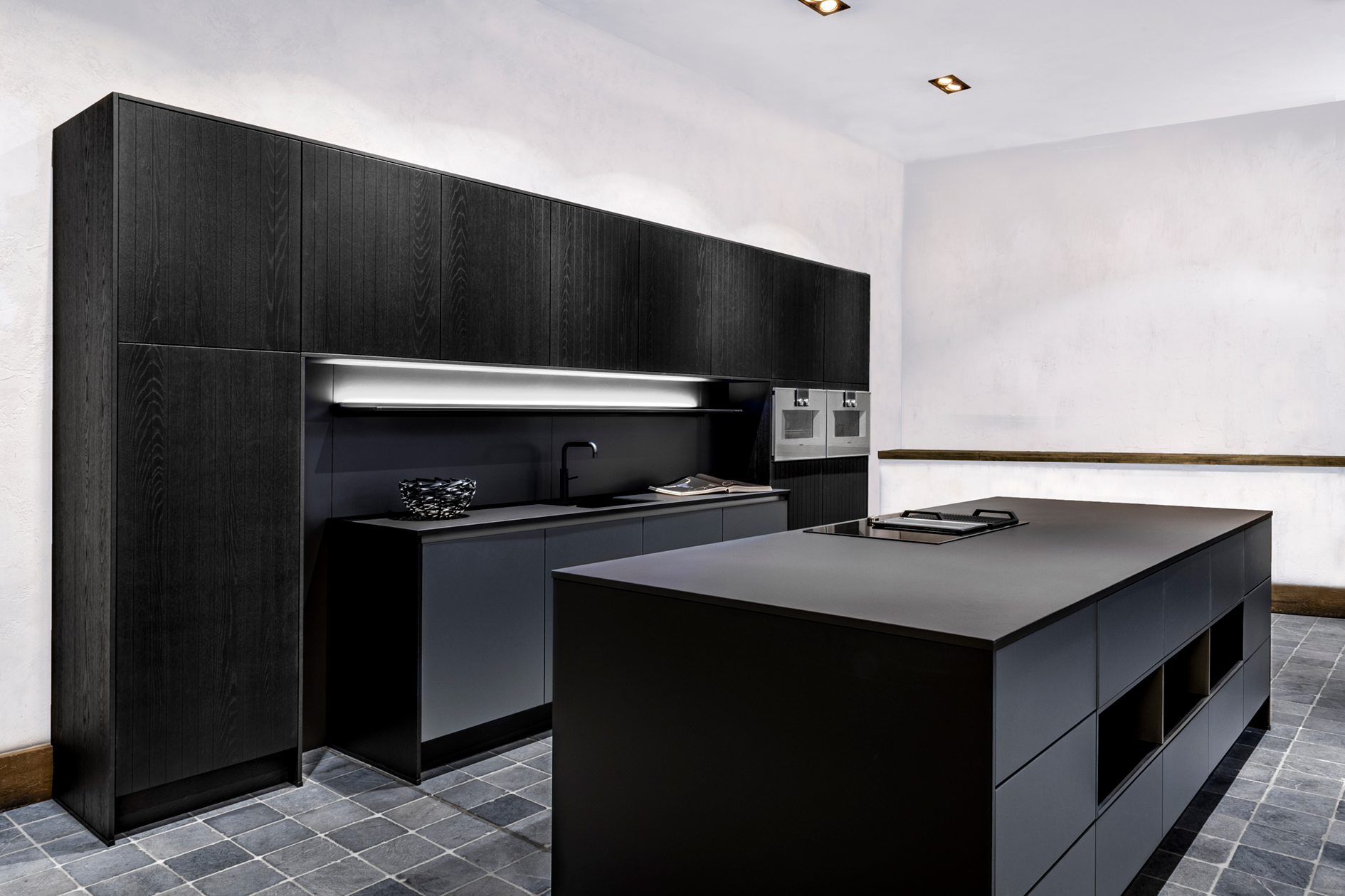 Een luxe zwarte houten keuken