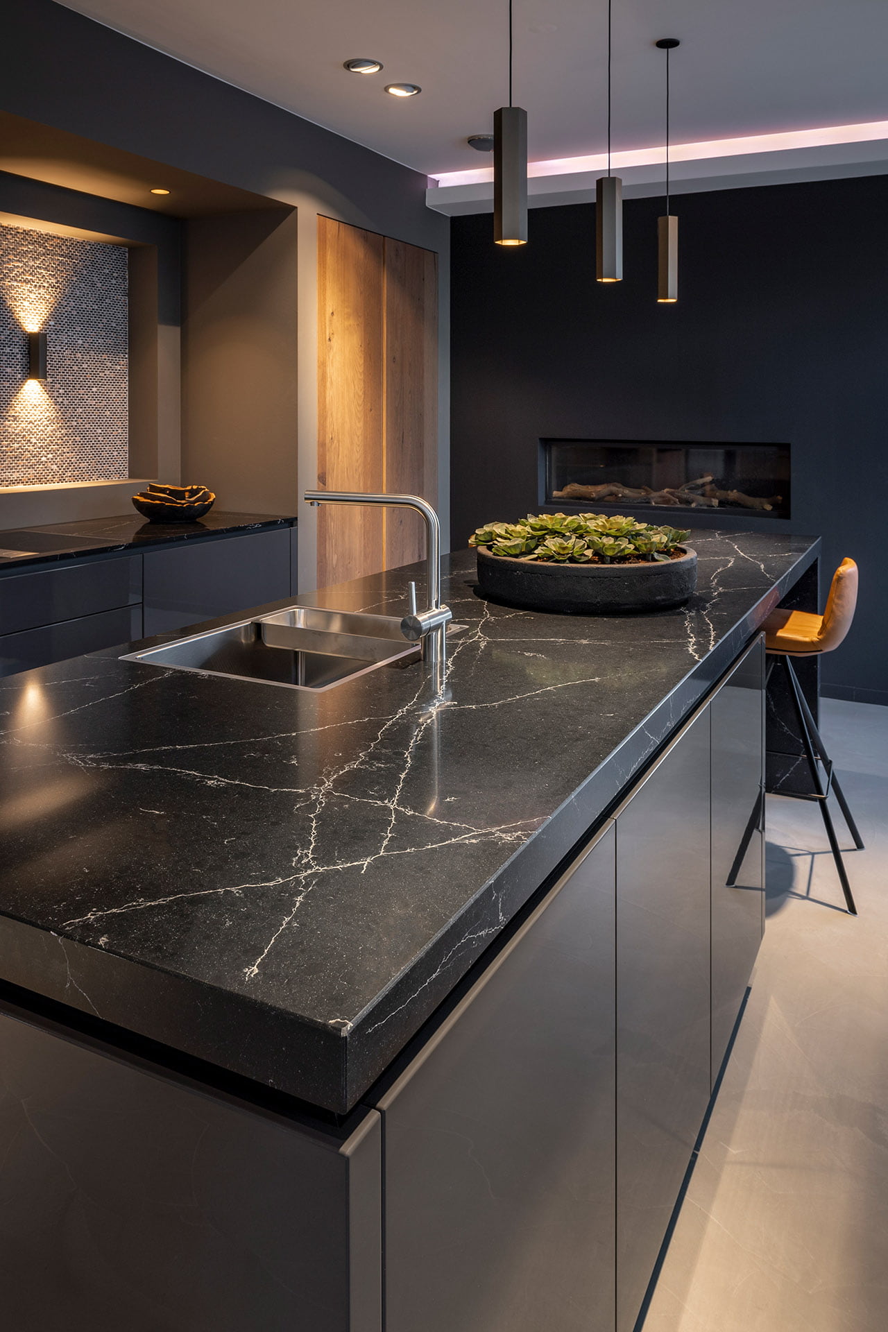 Antraciet keuken met zwart blad