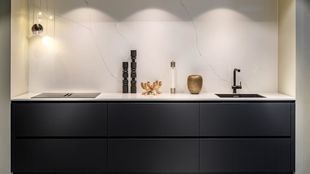 Zwarte keuken greeploos