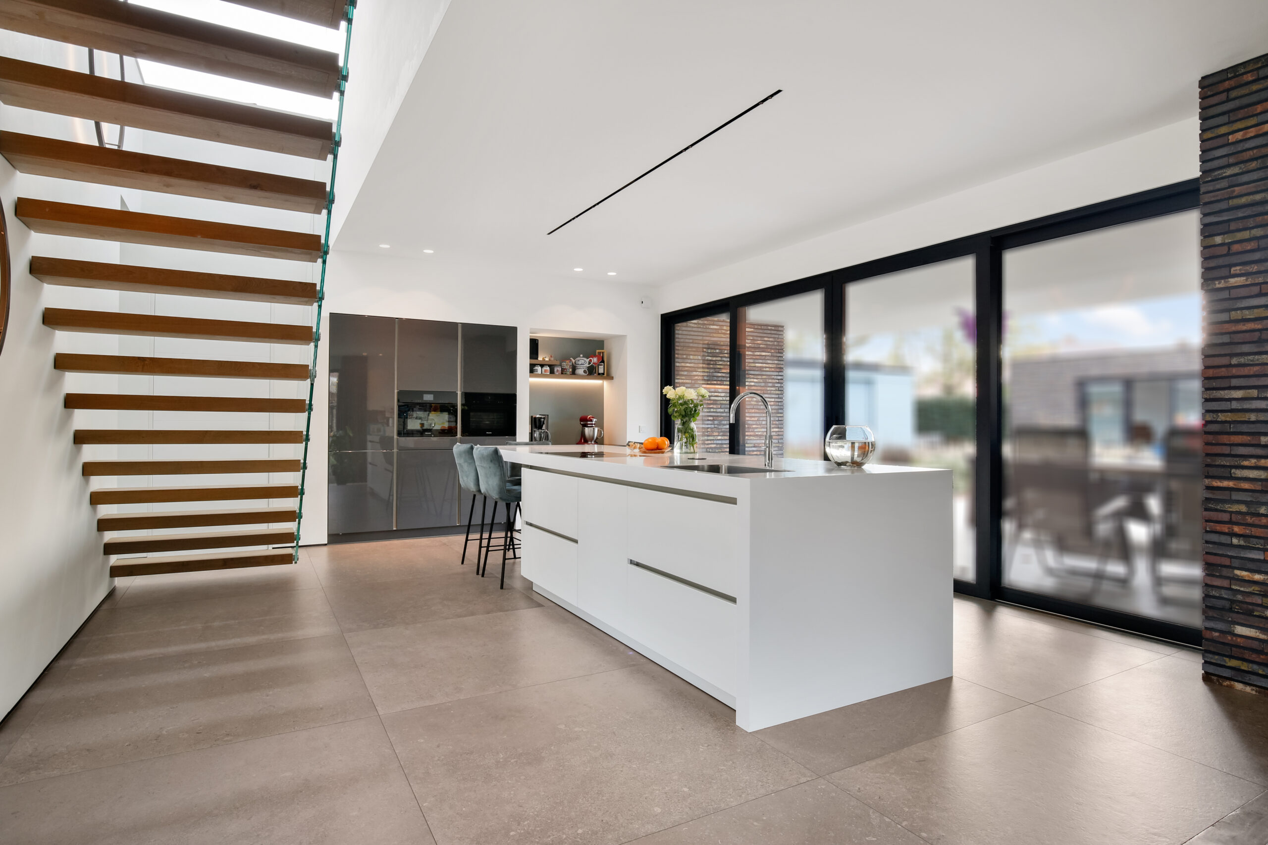 Een luxe leefkeuken in het wit
