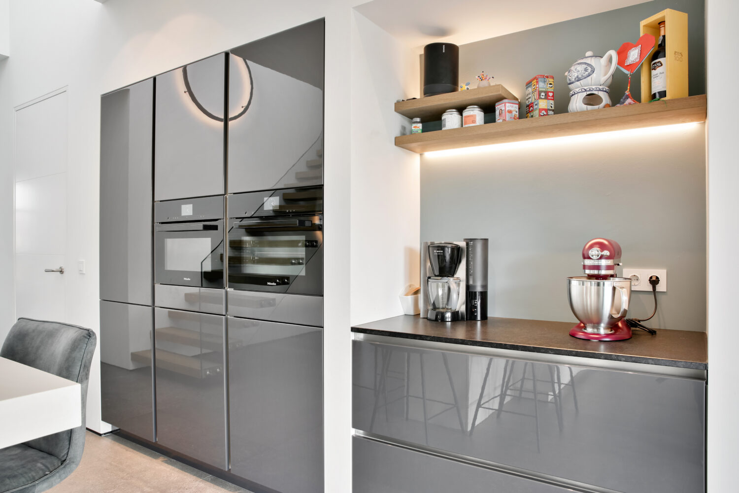 Luxe leefkeuken met koffienis