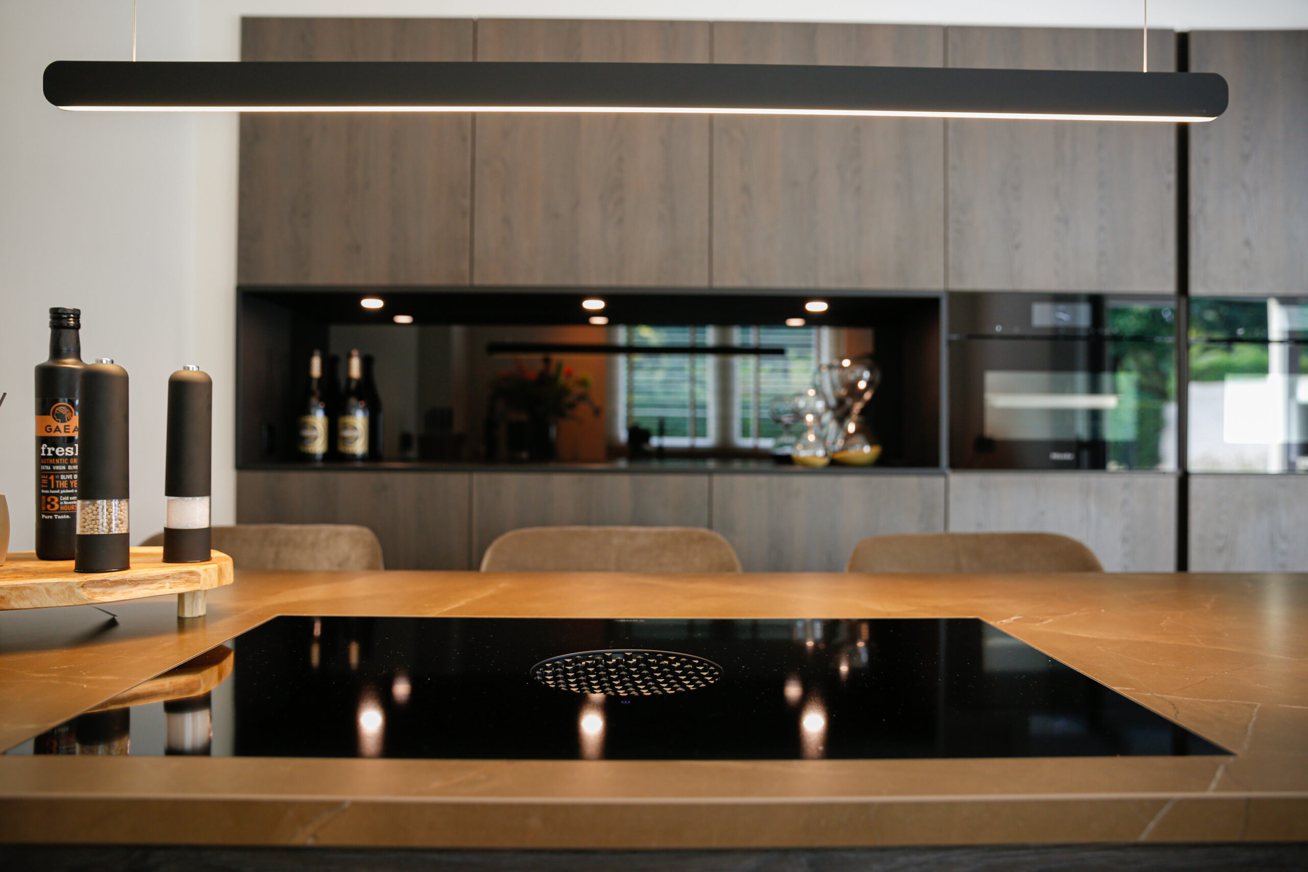 Een houten keuken met luxe apparatuur