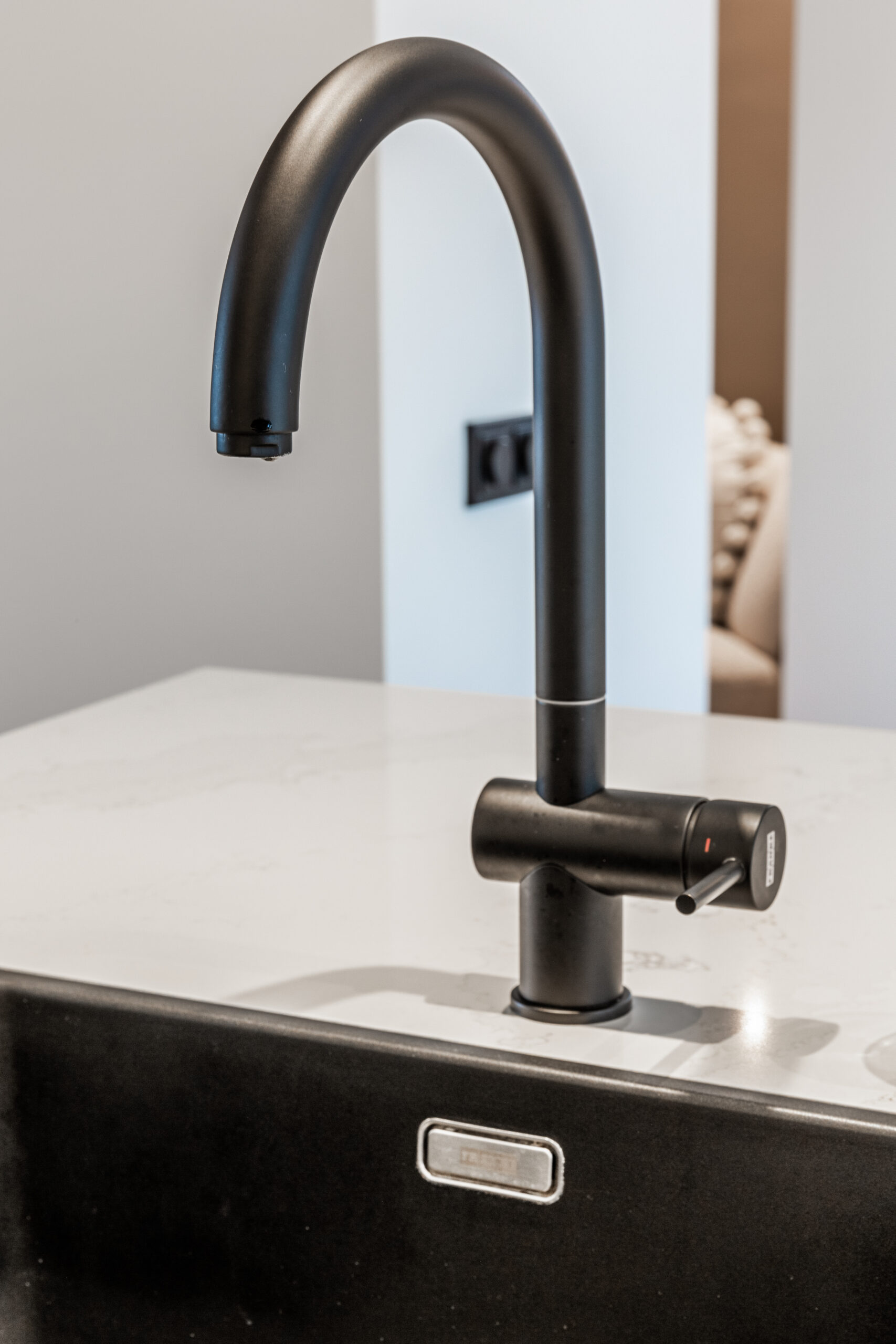 Tijdloze designkeuken met zwarte accenten