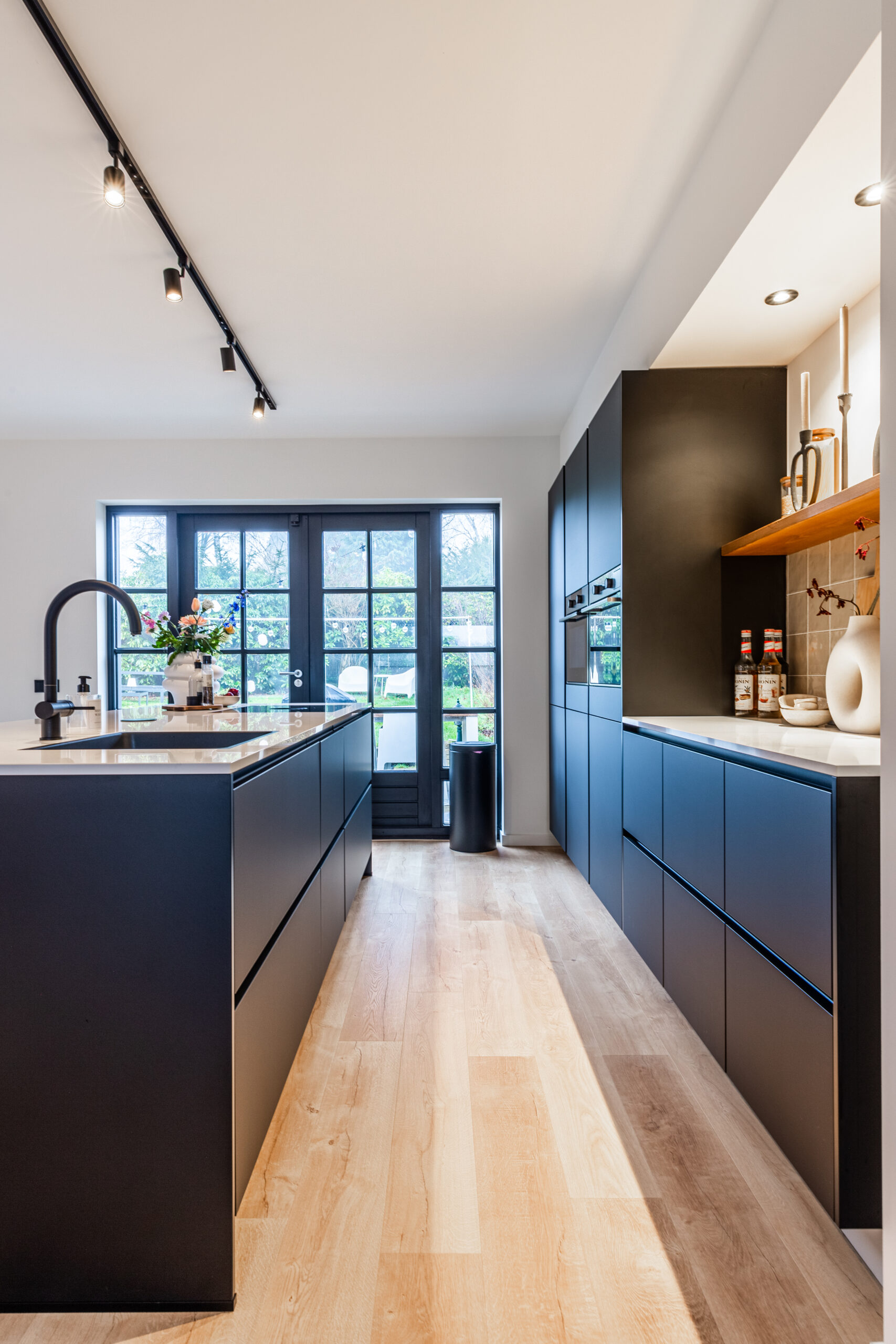 Een tijdloze zwarte keuken met luxe apparatuur