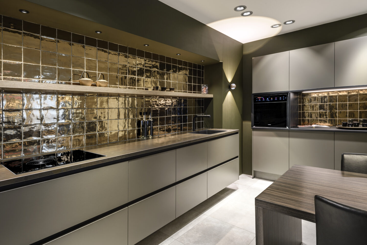 Een luxe grijze leefkeuken