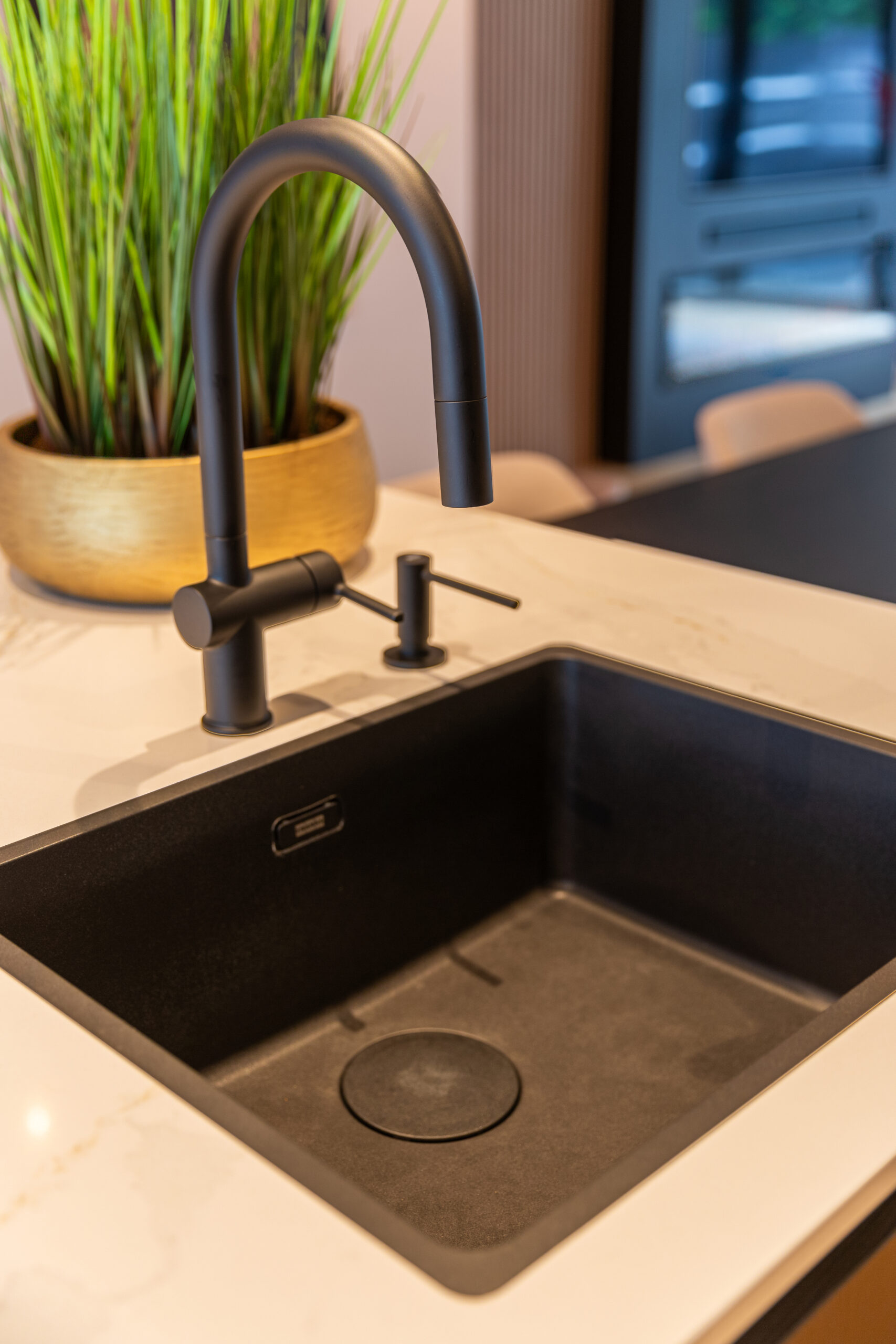 Zwarte leefkeuken eiland